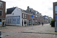 909635 Gezicht op de huizen Herenweg 95 (links) -lager te Utrecht, met links de ingang van de Monicahof en op de ...